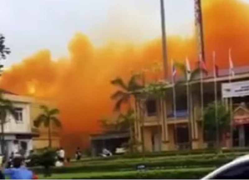 VIDEO: Đám khói vàng nghệ lớn bao phủ một phần KCN Phúc Điền